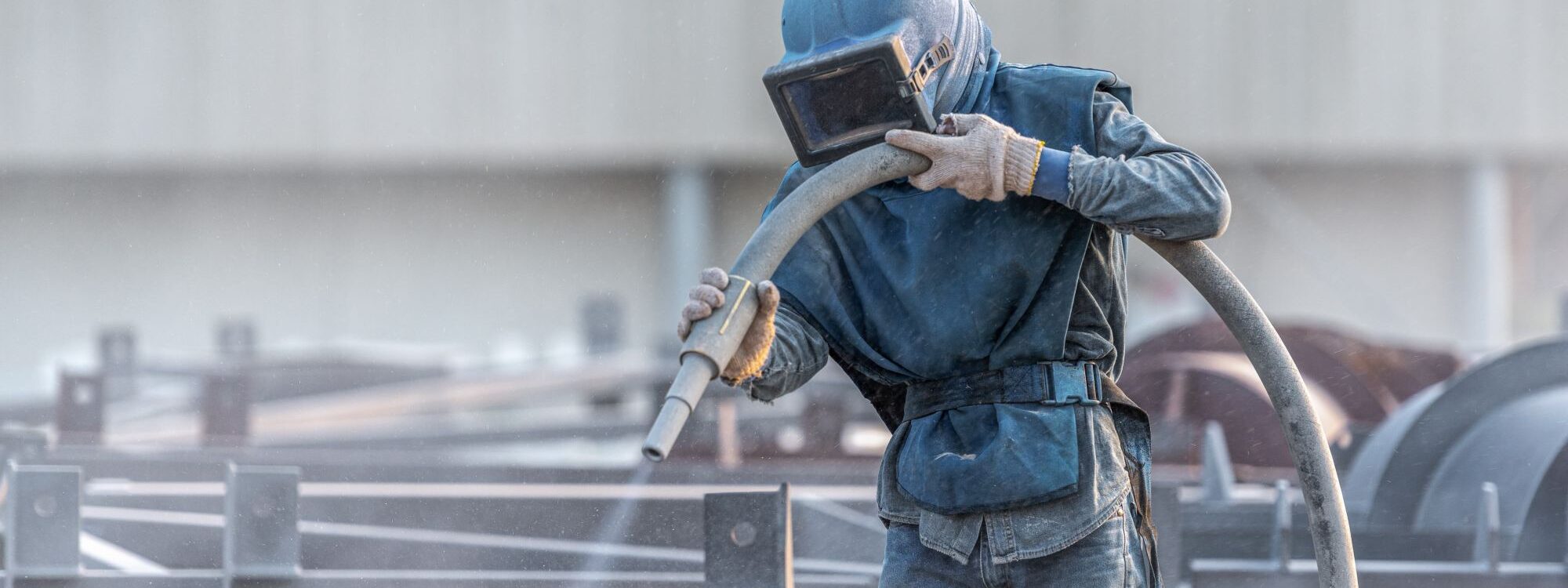 SABLAGE AEROGOMMAGE 2000X750 | Menuiserie Engler Comment fonctionne une aérogommeuse ? Erstein