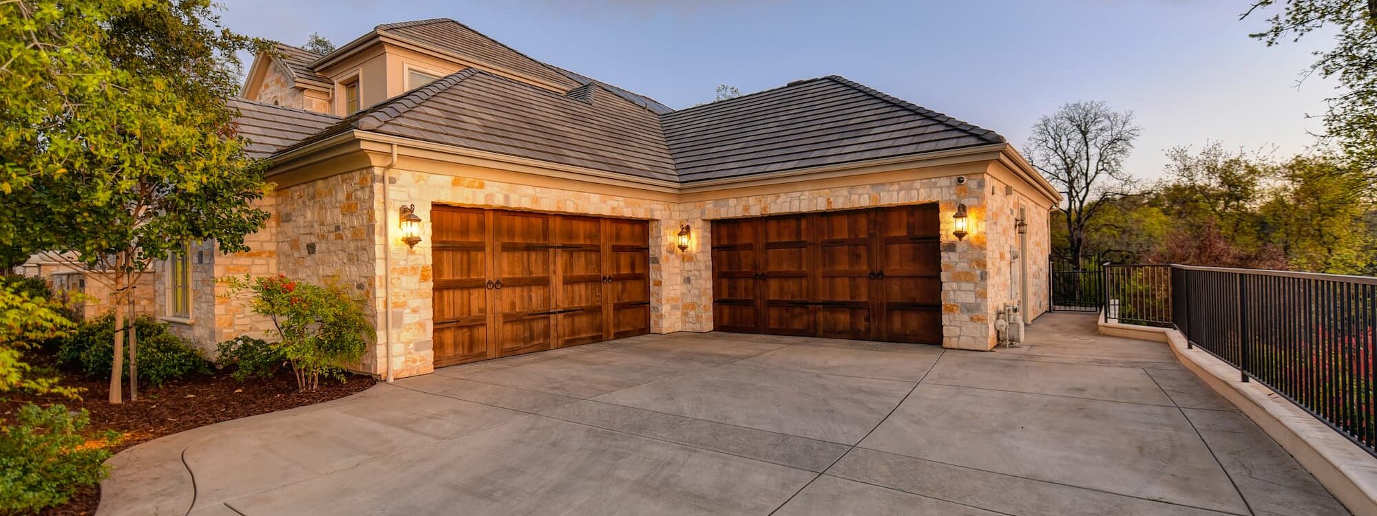 PORTES GARAGE PORTILLON 2000X750 | Menuiserie Engler Quels sont les avantages d’une porte de garage avec portillon intégré ? Bischheim