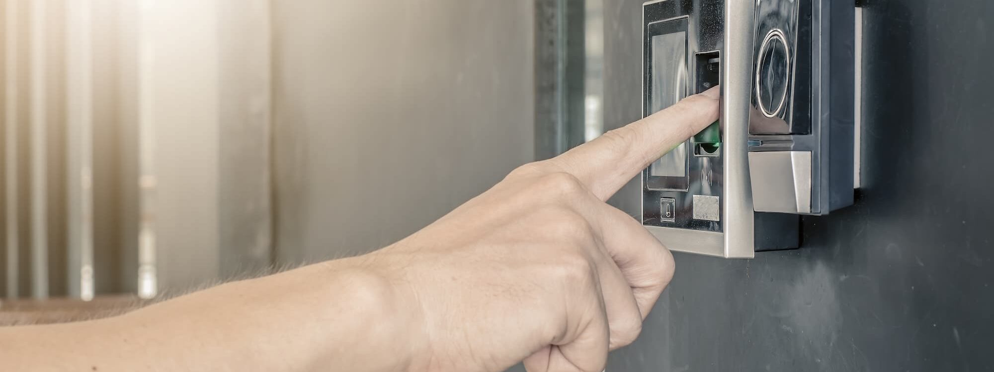 Faut-il opter pour une serrure biom&eacute;trique sur sa porte d&rsquo;entr&eacute;e en bois massif ? Obernai