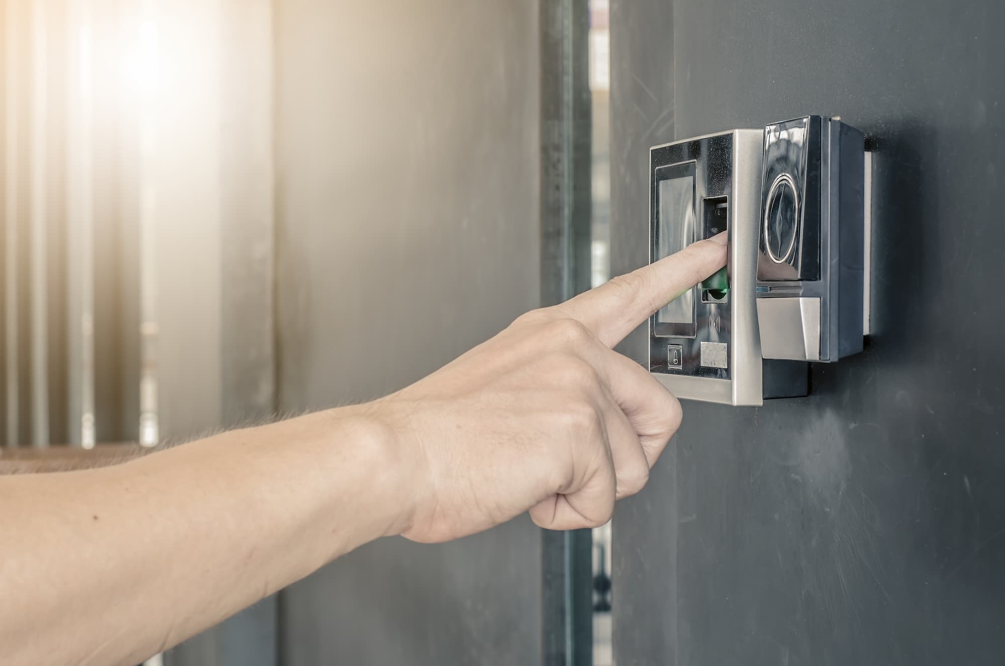 Faut-il opter pour une serrure biom&eacute;trique sur sa porte d&rsquo;entr&eacute;e en bois massif ? Obernai